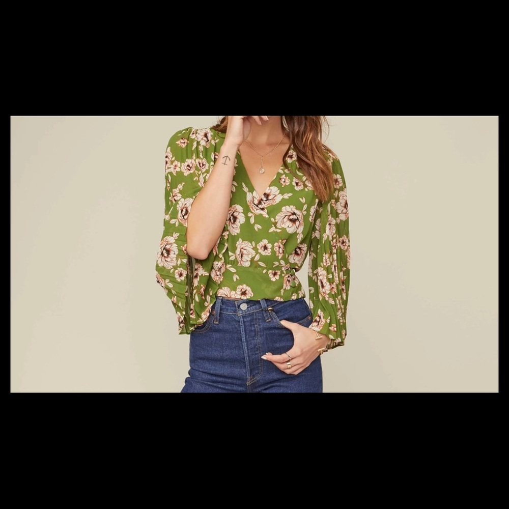 PLEATED SLEEVE FLORAL WRAP TOP (Medium)